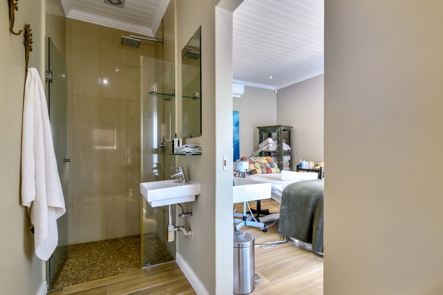 6 Bedroom Property for Sale in Kenridge Heights Western Cape